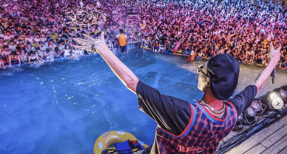 Thousands gather for electronic music festival in Wuhan water park