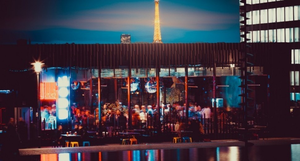 Paris closes all bars following a sharp increase in coronavirus cases amongst young people