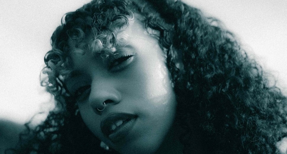 Nia Archives shares new single inspired by ‘90s jungle and reggae, ‘Forbidden Feelingz’: Listen