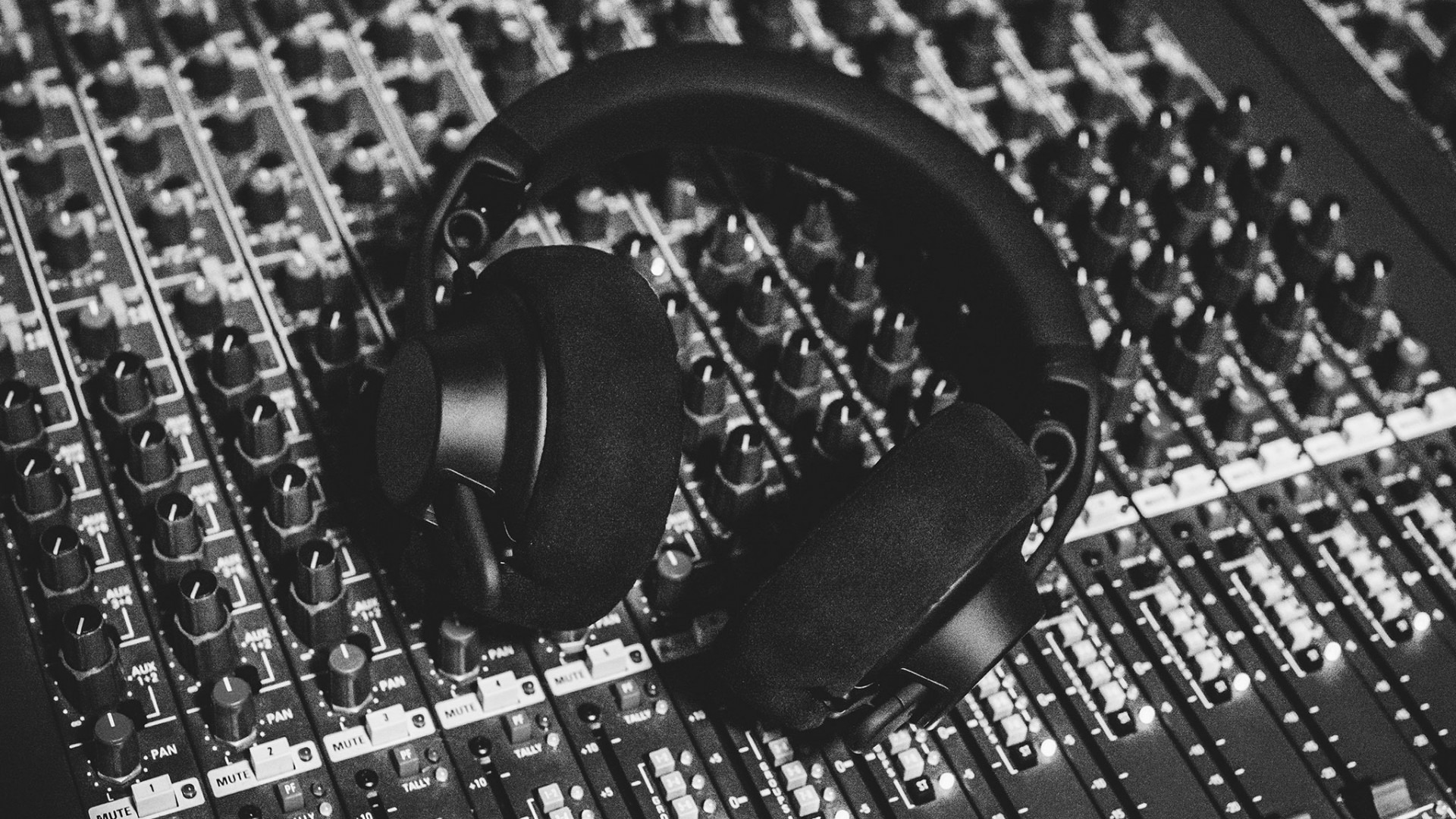 Richie Hawtin and AIAIAI collab on wireless lossless studio headphones