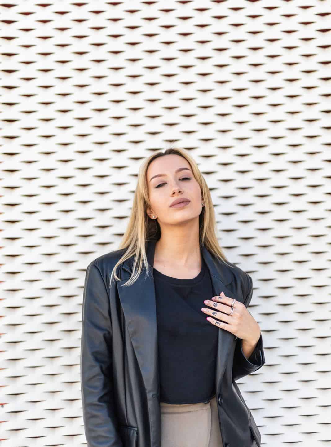 Nora Van Elken Returns With New Hit “Satellites”