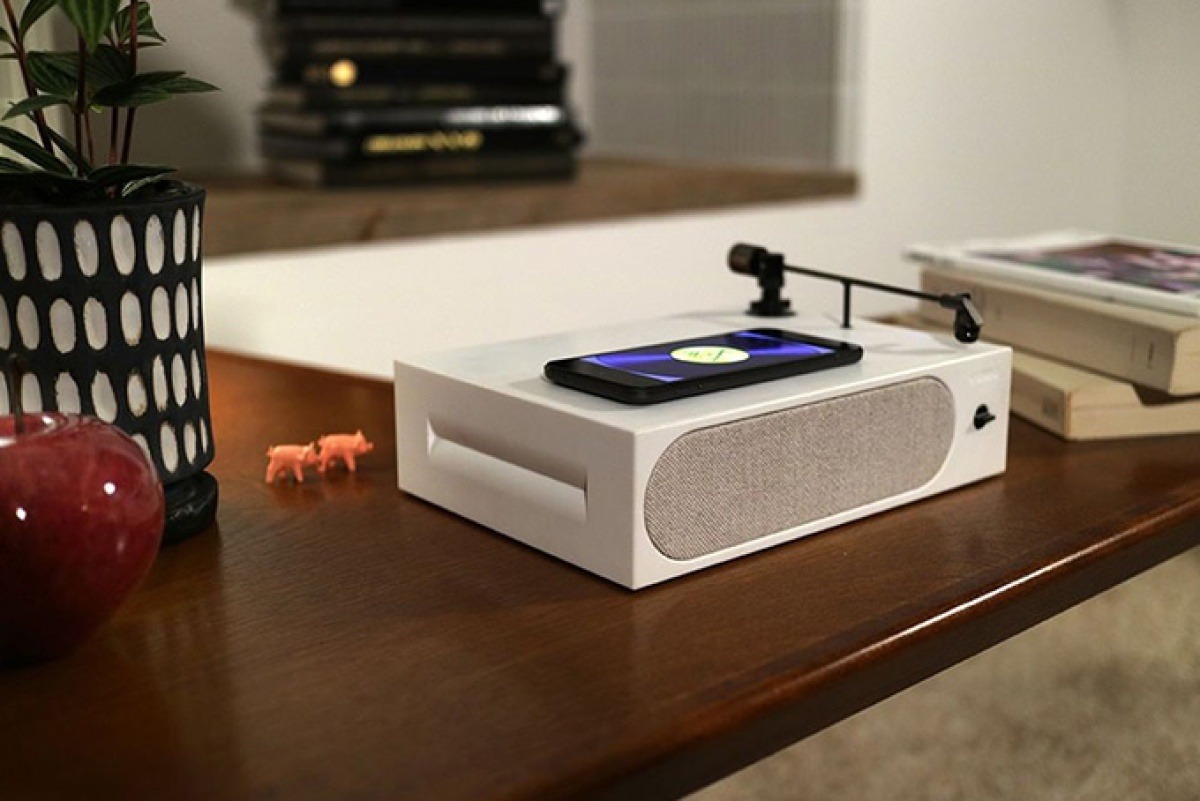 New music device turns your smartphone screen into a vinyl turntable