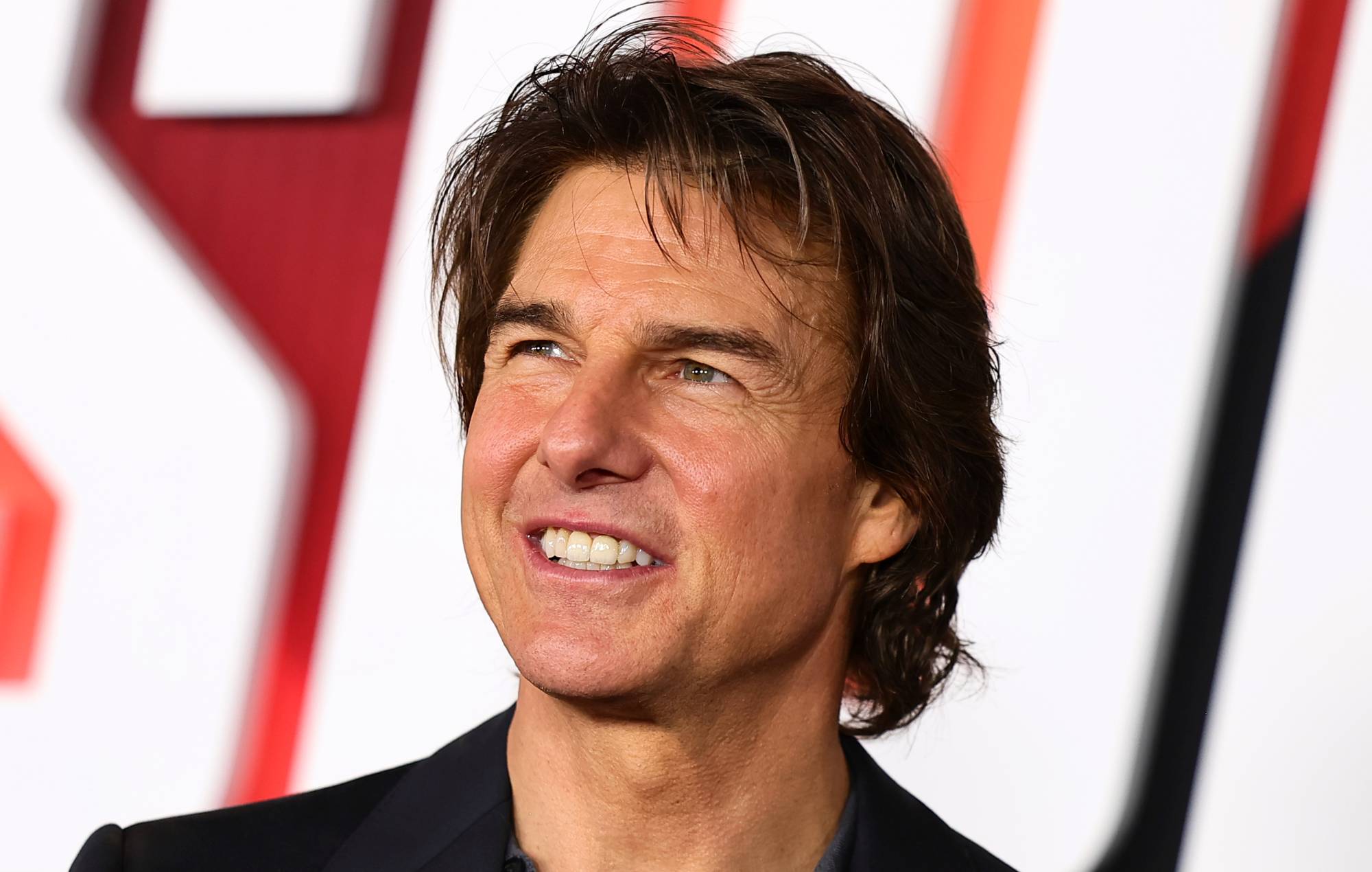 Tom Cruise is sending out hundreds of Christmas cakes as presents