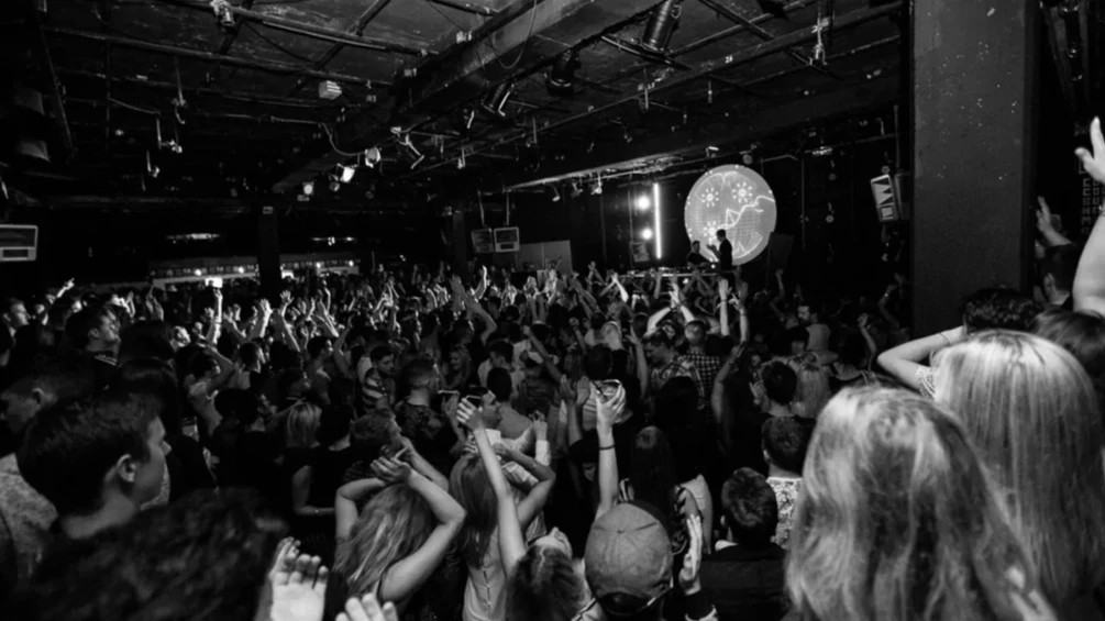 Bill to extend Irish nightclub opening hours delayed further by government