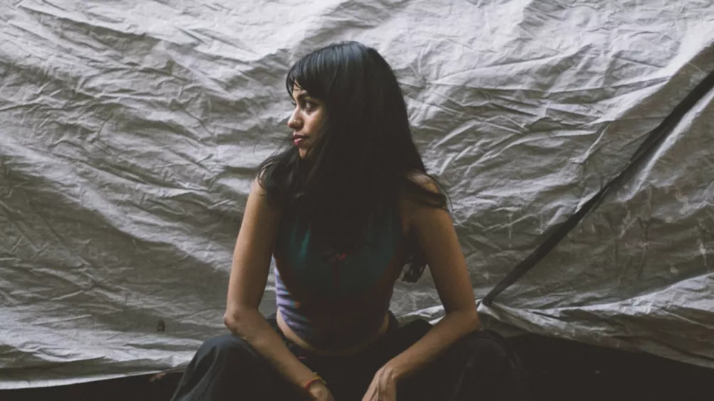 Premiere: Shrii ‘Sidelines’